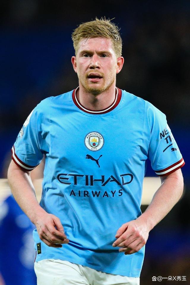 热刺全队已经抵达韩国，孙兴慜、梁民革举韩国国旗合照