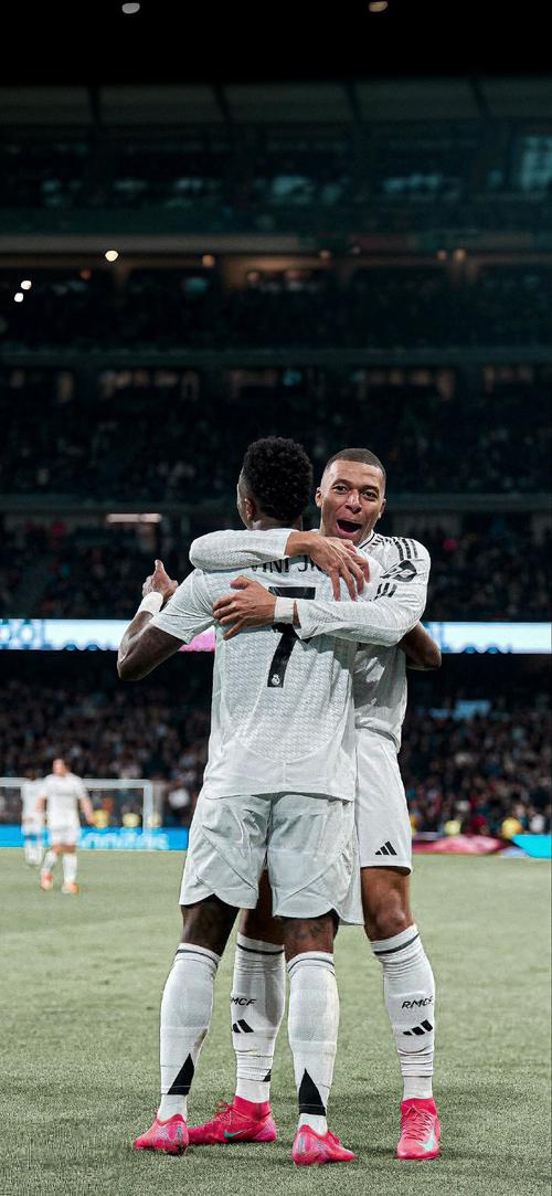 恐怖慎入，加纳国脚弗朗西斯在与日本友谊赛中小腿遭90度弯曲